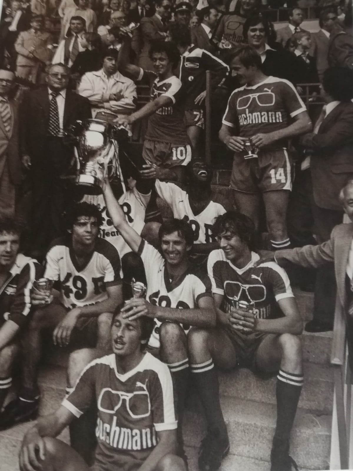 dwaas Bezem eend 10 JUNI 1979: LOZANO STEEKT DE CUP OMHOOG | Beerschot